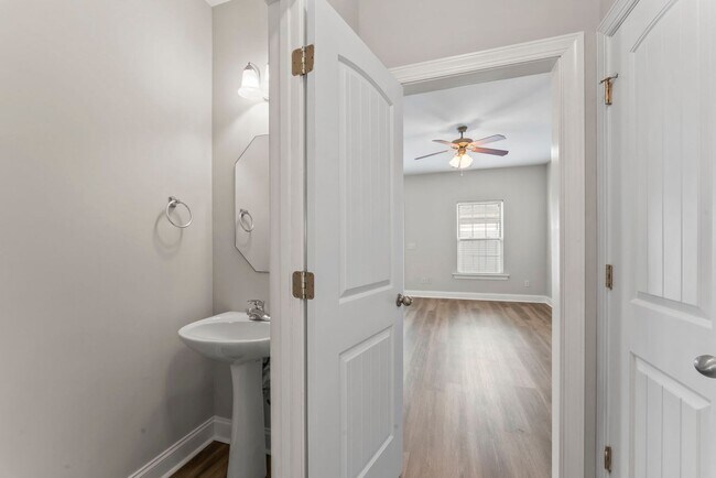Building Photo - Spacious Townhome in Siegel School Zone – 2 Private Suites & Open Floor Plan!