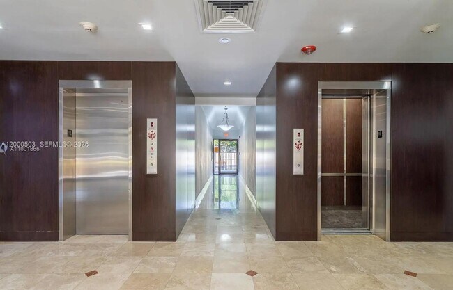 Building Photo - 2715 Tigertail Ave