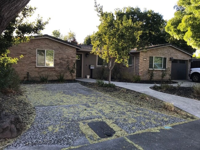 Building Photo - Gorgeous 3 bedroom home available now