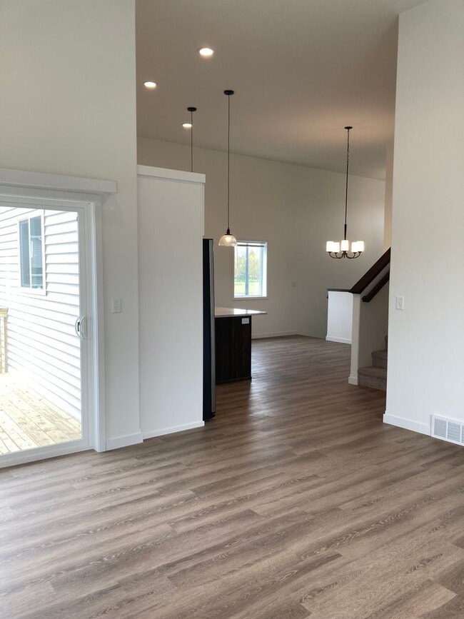 Building Photo - 4 Bed 2 Bath Single Family Home