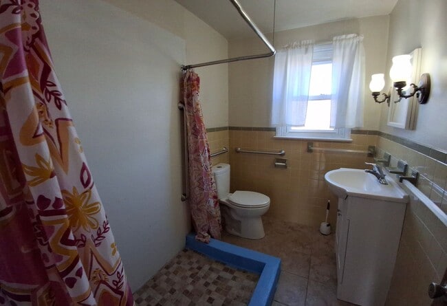 Building Photo - 3 Bedroom 1.5 Bathroom Available in Lancaster!