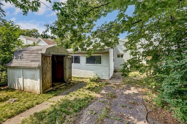 Building Photo - Three Bedroom In Dayton With Off Street Parking!