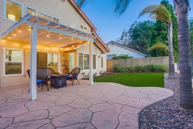 Building Photo - Beautiful, spacious 3 bedroom 2.5 bath hom...