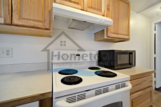 Building Photo - 2 Bedroom 2 Bathroom Home with Off-Street Parking Available in Athol!