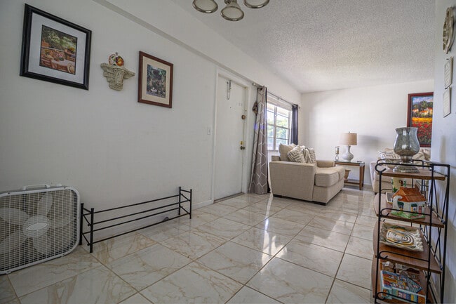 Building Photo - 158 Mansfield D