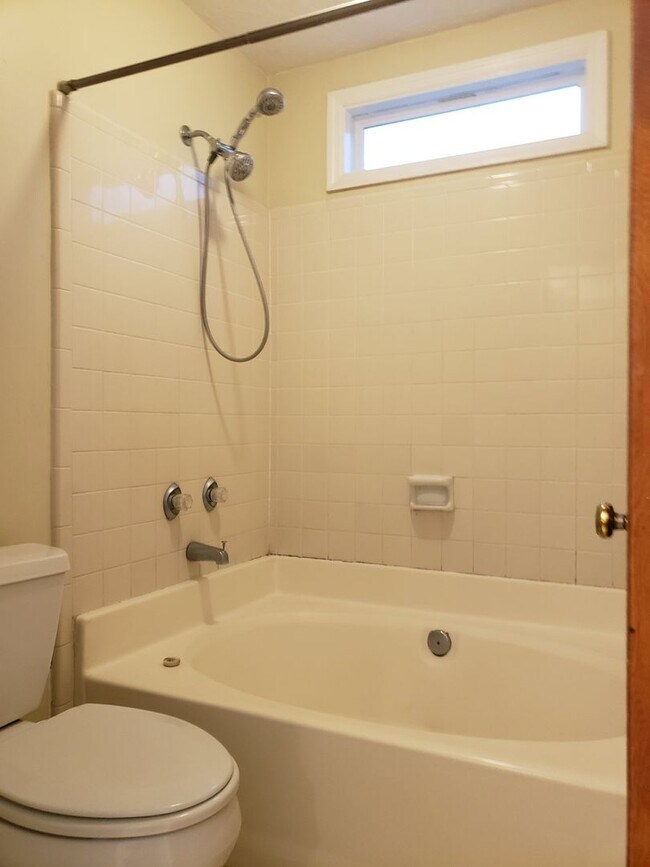 Building Photo - 2 Bedroom for rent January 2026 in NE Tall...