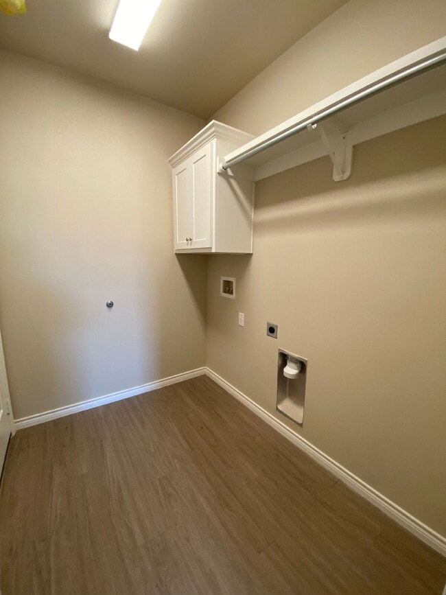 Building Photo - Burgamy Park Home!