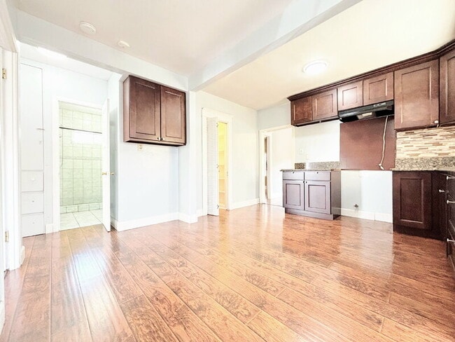 Building Photo - 2511 Ganahl St