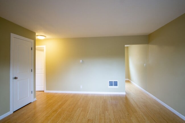 Building Photo - Renovated 2 Bedroom Flat in St. Johns/Port...