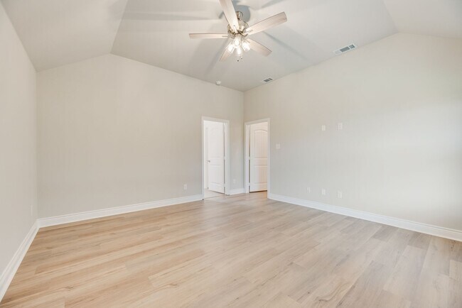Building Photo - Contemporary Comfort Awaits in Greenville, TX