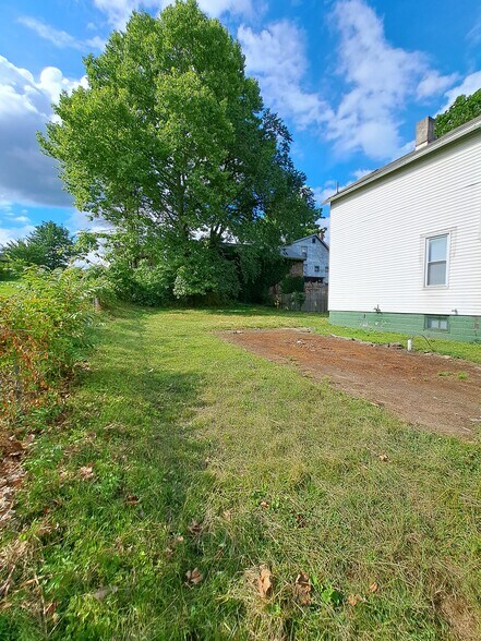 Building Photo - 1049 Nelson Ave