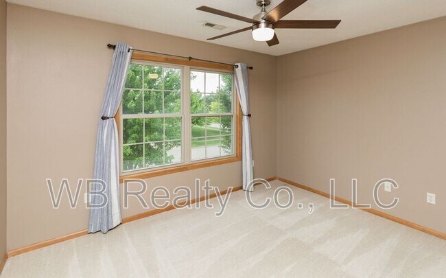 Building Photo - 645 SE Carefree Ln