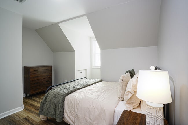 Building Photo - 256 Spring St