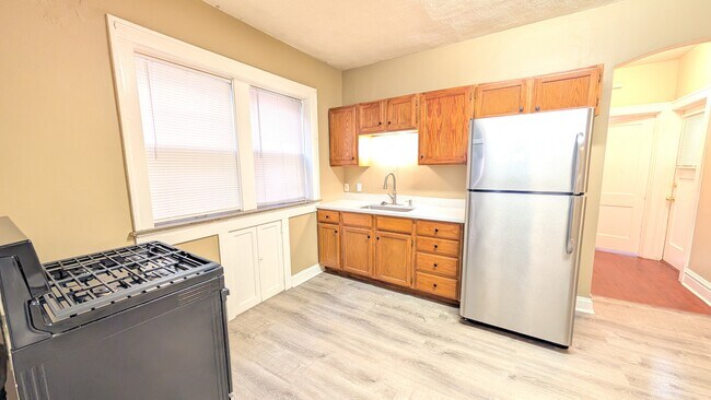 Building Photo - 5042 Mardel Ave