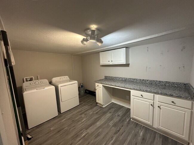 Building Photo - Beutifully Updated 2 Bedroom Home in Dixieland Community in South Lakeland