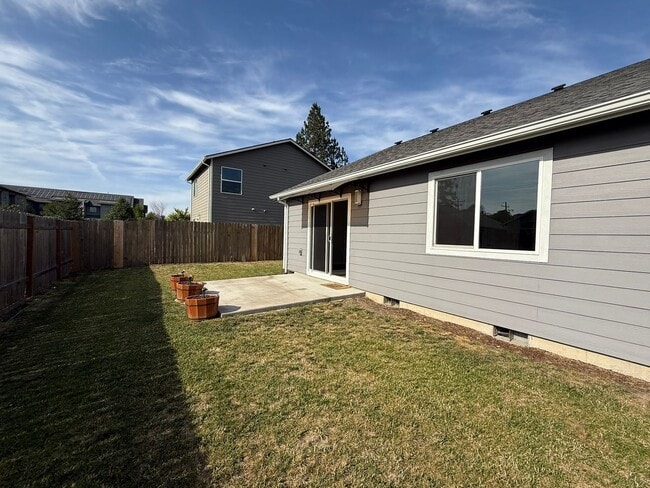 Building Photo - Gorgeous Pet Friendly Three Bedroom Lebano...