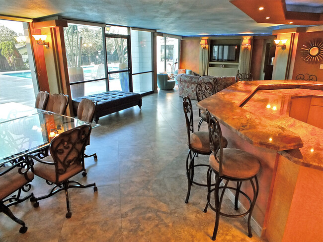 Clubhouse off Pool with Sauna, Shower Baths, Flatscreen Kitchen, Bar. - 2601 E Ocean Blvd