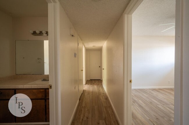 Building Photo - Kerman Westside Large 3 Bedroom Home, Bran...