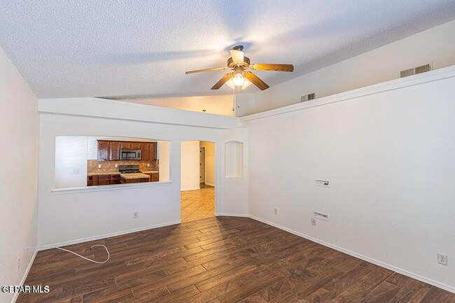 Building Photo - 2080 Shreya St