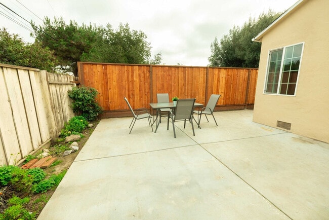 Building Photo - 240 E Hedding St