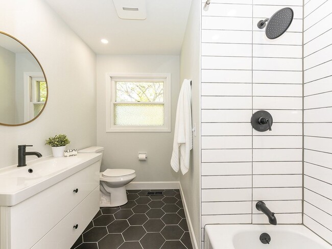Building Photo - 4 BD remodeled Sylvan Heights home!