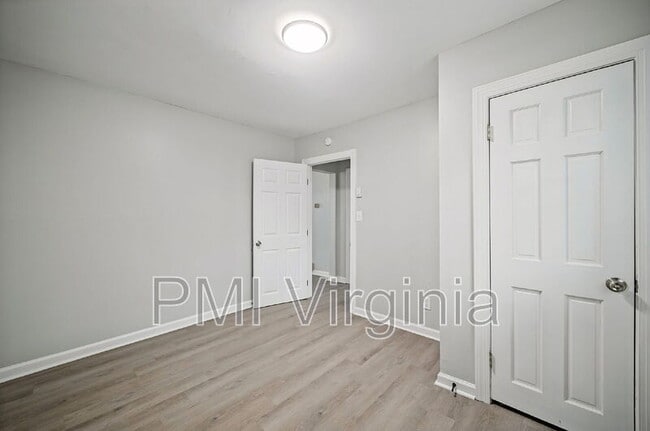 Building Photo - 3407 Essex Cir