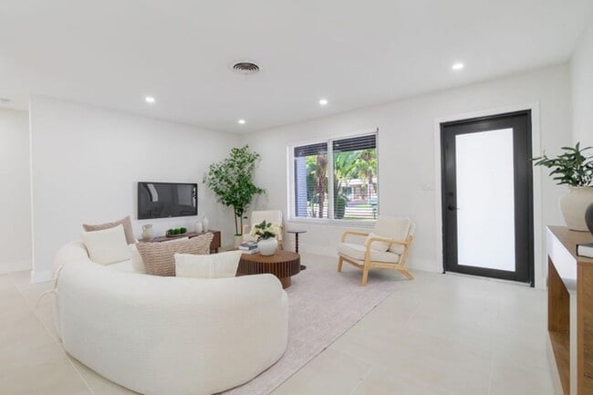 Building Photo - 4330 NE 13th Ave