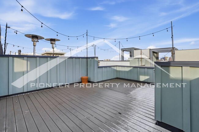 Building Photo - Gorgeous Townhome with Central AC and Rooftop Deck