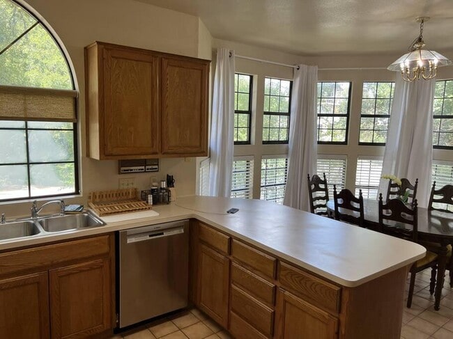 Building Photo - 501 Westbrook Dr