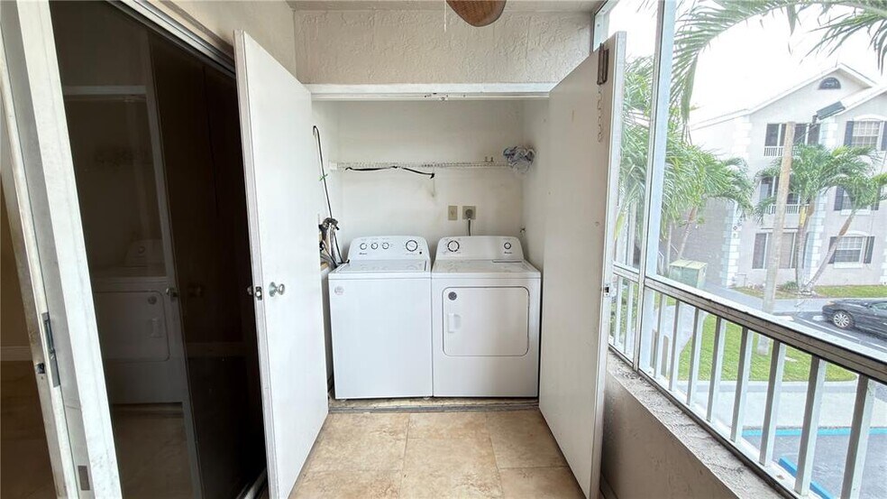 Building Photo - 2803 N Oakland Forest Dr