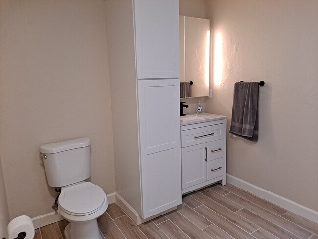 Building Photo - UPDATED 3BR 2BA WITH 2 CAR GARAGE FOR RENT