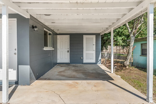 Building Photo - 711 Crestview Ave
