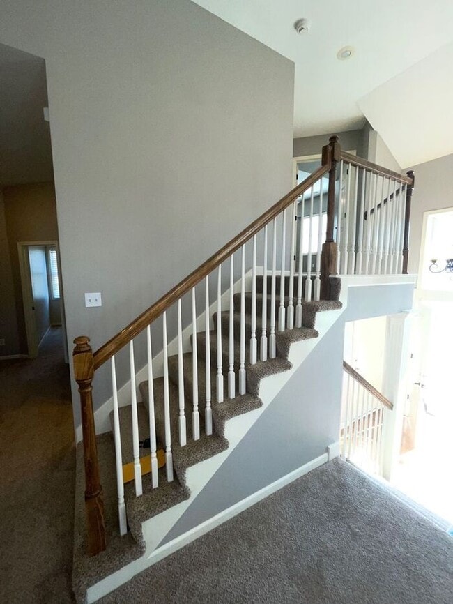 Building Photo - 5 Bedroom, 3 Bathroom California Split Sty...