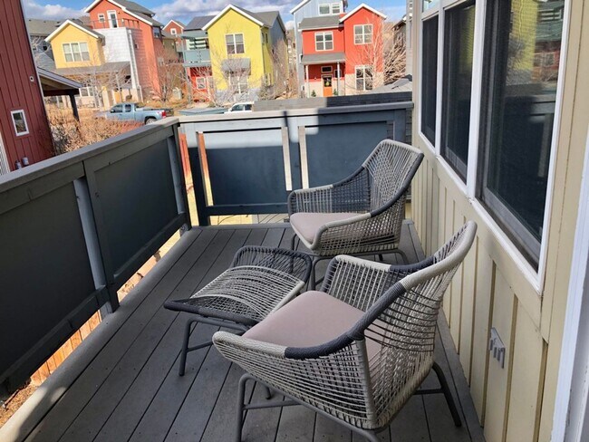 Building Photo - Stunning 3 bed, 3 bath in Holiday Neighborhood! Available July 5th!