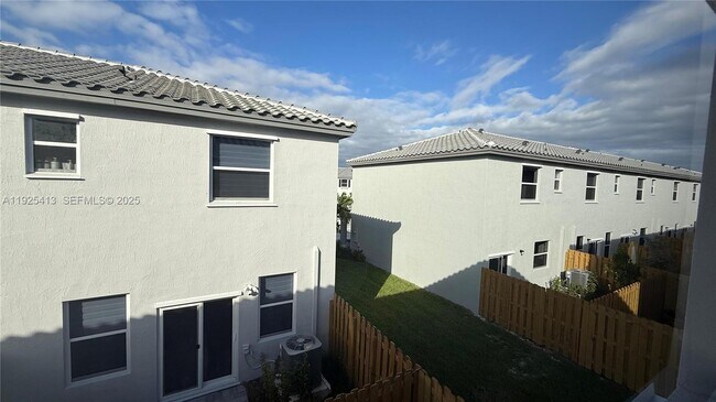 Building Photo - 1096 NW 2nd Ter