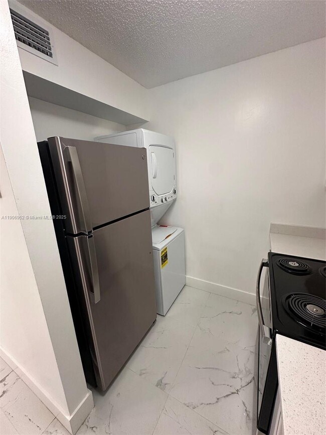 Building Photo - 1021 Twin Lakes Dr