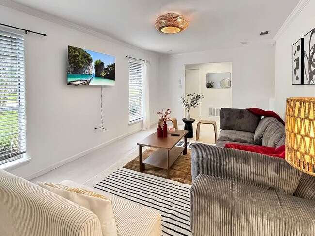 Building Photo - 216 Pinecrest Pl