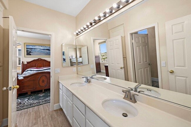 Building Photo - Stunning 4-Bedroom Home with Ocean and Catalina Island Views