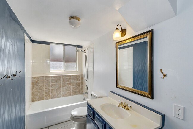 Building Photo - Spacious 4-Bed, 2-Bath