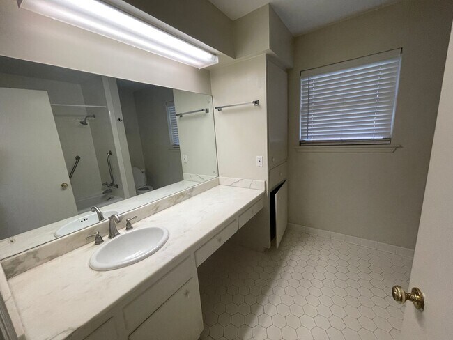 Building Photo - 607 Claymore Dr