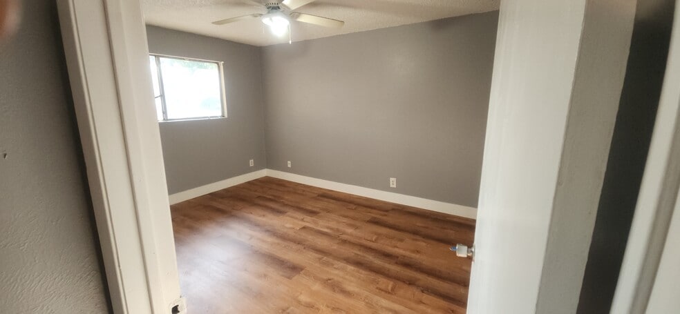 Master bedroom - 10434 Doc Holliday Trl