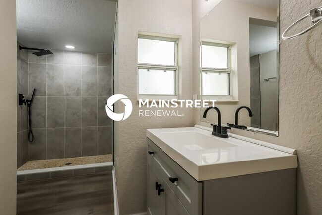 Building Photo - 3 Bedroom Pet-Friendly Home in ST PETERSBURG, FL with Main Street Renewal