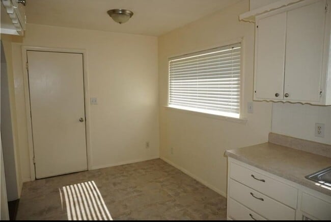 Building Photo - Beautiful 3 Bed 1.5 Bath in Midwest City