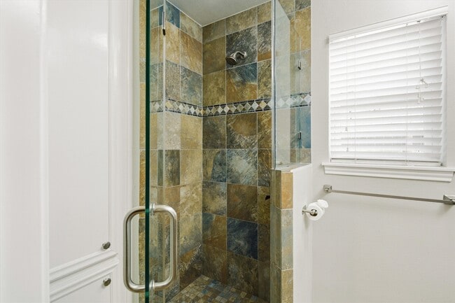 Building Photo - 2119 Williamsburg Ct S