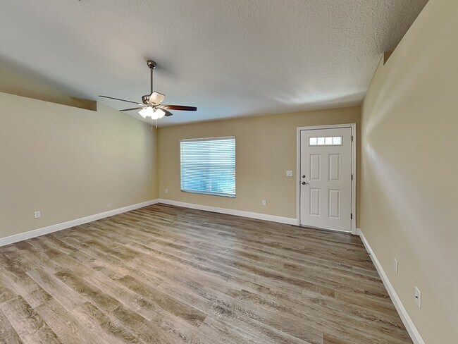 Building Photo - 2127 W Landmark Dr