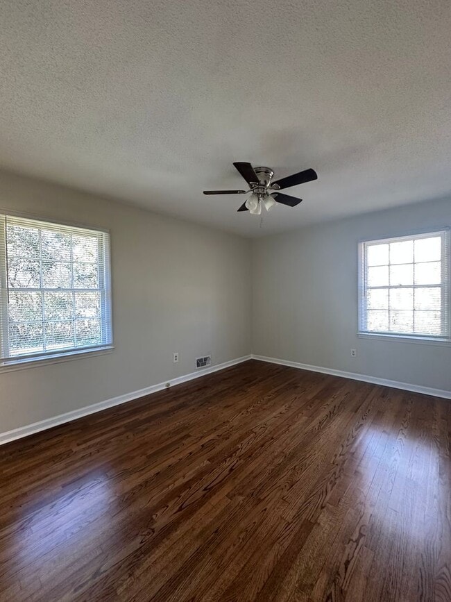 Building Photo - 3 bedroom home near Wire Park