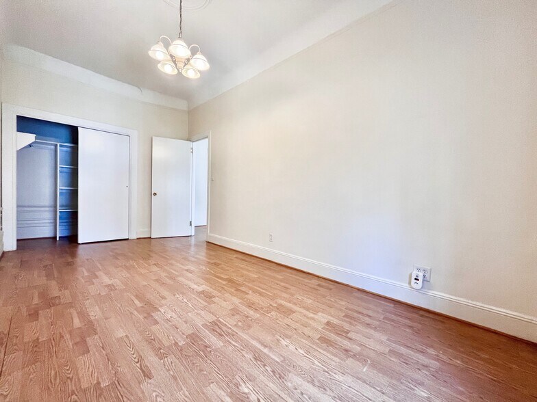 Building Photo - 320 W 106th St