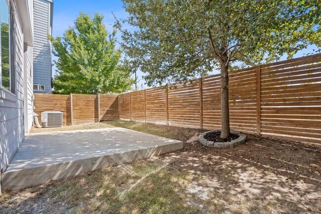 Building Photo - 801 N Bluff Dr