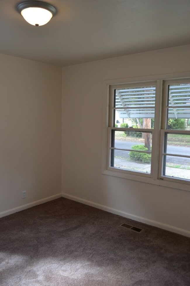 Building Photo - Quaint two-bedroom charmer in Northeast Salem