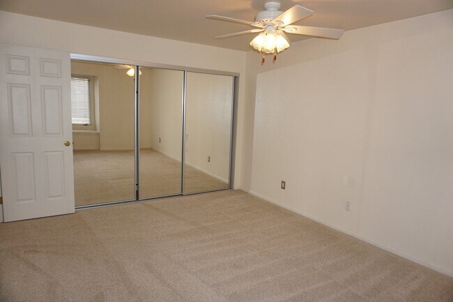 Building Photo - Lovely Mountain Condo!!